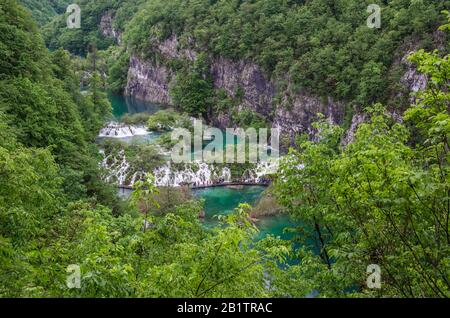 Vue du dessus de la cascade avec eau turquoise dans le parc national des lacs de Plitvice, Croatie Banque D'Images