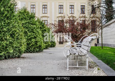 Petits bancs blancs et conifères dans le parc, Prague. Paysage d'automne, destination touristique populaire, République tchèque Banque D'Images