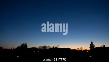 Londres, Royaume-Uni. 27 février 2020. La lune de croissant et la planète Vénus sont séparées de 6,5 degrés dans le ciel du soir clair sud-ouest au-dessus des toits de banlieue de SW London. Crédit : Malcolm Park/Alay Live News. Banque D'Images