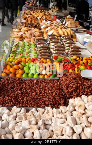 Calage avec des bonbons typiques du sud de l'Italie avec des amandes douces et des cannoli et des fruits faits de massepain Banque D'Images