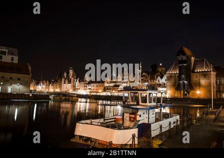 Vieille ville au-dessus de la rivière Motlawa à Gdansk la nuit, Pologne. Gdansk la nuit avec réflexion en rivière, Pologne. Vieille Ville De Gdansk Banque D'Images