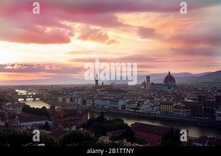 Vue sur Florence après le coucher du soleil depuis Piazzale Michelangelo, Florence, Italie. Magnifique vue panoramique sur le Duomo Santa Maria Del Fiore et la tour de Palazz Banque D'Images