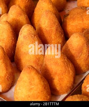 Boulettes de riz farcies frites appelées ARANCINNO en langue italienne à vendre au stand de restauration de rue Banque D'Images