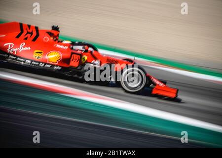 Barcelone, Espagne. 27 février 2020. Sebastian VETTEL (GER) de l'équipe Ferrari conduit dans sa S1000 au cours de la cinquième journée de la Formule Un test d'hiver au circuit de Catalunya crédit: Matthias Oesterle/Alay Live News Banque D'Images