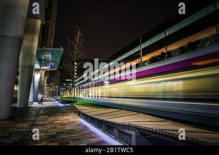 Longue exposition à un tramway traversant la zone de Snowhill de Birmingham, Royaume-Uni, la nuit Banque D'Images