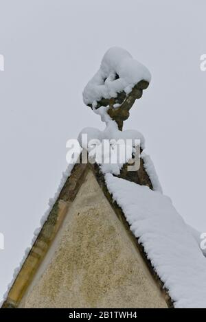 L'église du village de 13°c de St Mary à Stoke St Mary près de Taunton, Somerset, Angleterre, Royaume-Uni, après une forte chute de neige. Banque D'Images