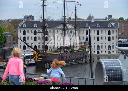 Scheepvaartmuseum, Schiff´De Amsterdam’, Oosterdok, Amsterdam, Niederlande Banque D'Images