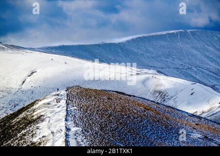 Vue d'hiver le long de la Great Ridge vers Rushup Edge dans le parc national du Peak District Banque D'Images