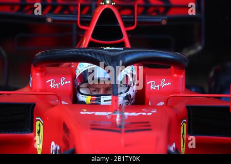 Montmelo, Espagne. 27 février 2020. Barcelone, Espagne., . Test Pré-Saison Formule 1. Sebastian Vettel d'Allemagne et Scuderia Ferrari dans le garage pendant le cinquième jour de F1 Winter Testing crédit: Marco Canoniero/Alay Live News Banque D'Images