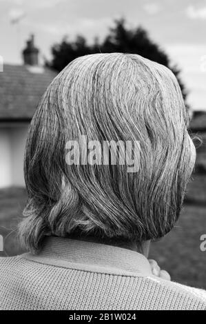 Femme âgée portant un filet de coiffure Banque D'Images