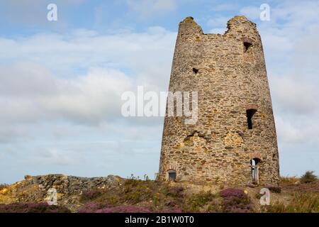 L'ancien moulin à vent de la montagne de Mynydd Parys à Anglesey au nord du Pays de Galles Banque D'Images