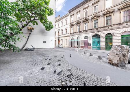 Budapest, Hongrie - 11 juin 2019 : Mémorial Carl Lutz et magasins fermés sur une place pavée dans La rue Dob, le jour ensoleillé. Banque D'Images