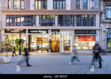 Budapest, Hongrie - 12 novembre 2019: Les gens marchent sur la place Kristof et le quartier commerçant de Vali Street dans un après-midi ensoleillé d'automne. Banque D'Images