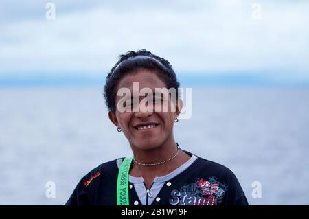 Passager En Bateau Pour L'Île Raja Ampat - Papouasie Occidentale, Indonésie Banque D'Images