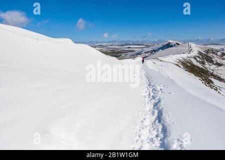 Vue le long de la « Great Ridge » dans le parc national du Peak District en direction De Perdre Hill. Hiver Banque D'Images