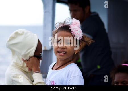 Petite fille indonésienne, passager de bateau pour l'île Raja Ampat - Papouasie occidentale, Indonésie Banque D'Images