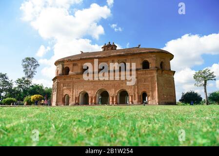 Le Rang Ghar le pavillon sportif royal où les rois et les nobles d'Ahom étaient des spectateurs de jeux. Banque D'Images