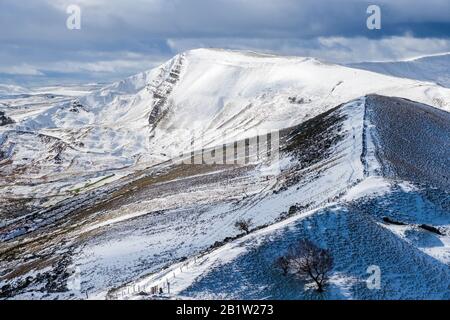 Vue d'hiver le long de la Great Ridge vers Mam Tor dans le parc national du Peak District Banque D'Images