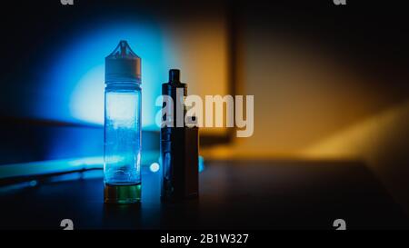 cigarette noire vape avec bouteille de liquide Banque D'Images