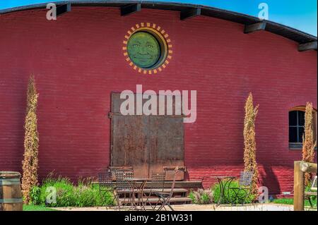 The Dalles, Oregon États-Unis - 11 mai 2014 : fait partie d'un ancien site de menuiserie, est maintenant la propriété de Sunshine Mill Winery et de leurs sièges extérieurs dans les Dalles, Ore Banque D'Images