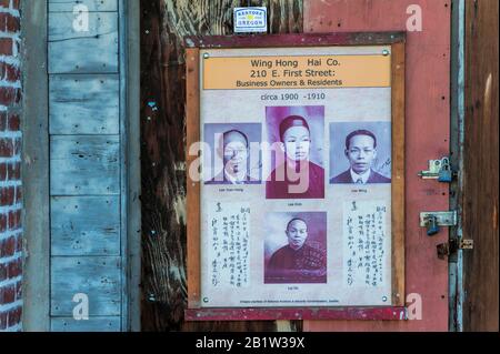 The Dalles, Oregon, États-Unis - 2 avril 2015 : un ancien bâtiment et entreprise chinois cadenassé dans le centre-ville des Dalles en Oregon. Photos de Banque D'Images