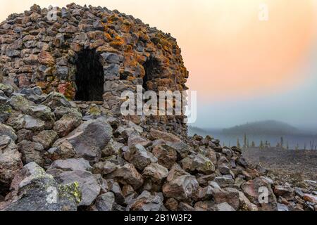 L'Observatoire Dee Wright construit à partir de la roche de lave, au sommet McKenzie Pass, par la civil conservation Corp en 1935. Il est situé dans un champ de 65 milles carrés Banque D'Images