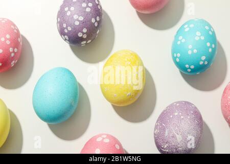 Pose plate. Œufs de Pâques multicolores sur fond blanc Banque D'Images