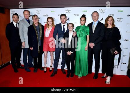 DouGray Scott, Alistair Petrie, Julian Jarrold, Emily Beecham, Mark Stanley, Hugo Stone, Anna Friel, David Tait et Susie Farrell (de gauche à droite) ont assisté à la première du monde du soufre et du blanc tenue au Curzon Mayfair à Londres. Banque D'Images