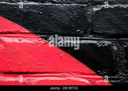 Mur de briques en forme de texture diagonale en noir et rouge. Gros plan. Banque D'Images