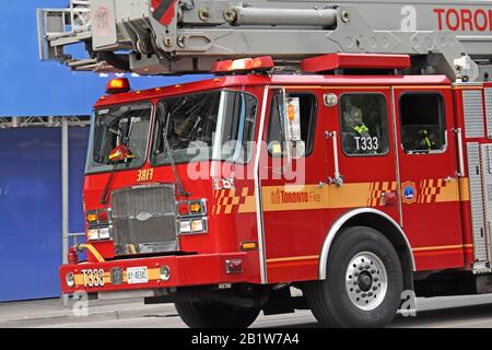 Véhicule de pompiers se précipiter dans les rues de Toronto, Canada Banque D'Images