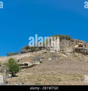 Grotte médiévale ville-forteresse Chufut-Kale et ciel bleu, Crimée. Un jour ensoleillé chaud Banque D'Images