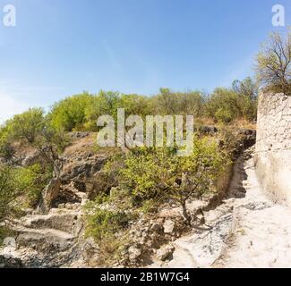 Grotte médiévale ville-forteresse Chufut-Kale, Bakhchysarai, République de Crimée, Russie. Sculpté dans la roche des locaux. Un jour ensoleillé chaud Banque D'Images