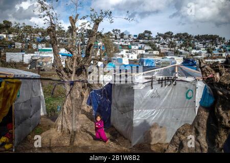 Lesbos, Grèce. 27 février 2020. Un enfant joue dans un camp de tente temporaire près du camp pour migrants à Moria. Suite à de graves affrontements entre la police et les habitants en colère de l'île grecque de Lesbos, qui a fait des dizaines de blessés, le Premier ministre Mitsotakis a ordonné à la police anti-émeute de se retirer des îles. Crédit: Angelos Tzortzinis/Dpa/Dpa/Alay Live News Banque D'Images