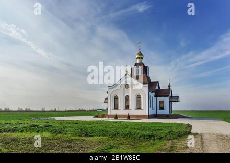 Ferme Kuban, région slave, territoire de Krasnodar, Russie - la nouvelle église Saint-Nicolas. Journée ensoleillée Banque D'Images