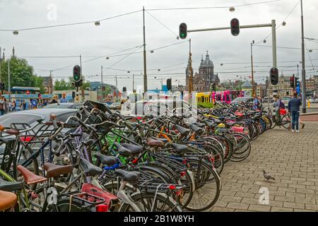 Vélos d'Amsterdam garés par la route de la ville Banque D'Images