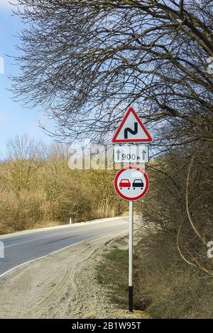 Tournez vers la route et les panneaux de danger. Les règles de la route Banque D'Images