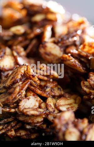 Macro shot de granola de cacao maison avec des arachides croquantes et du sirop d'érable. Lumière du matin, haute résolution Banque D'Images