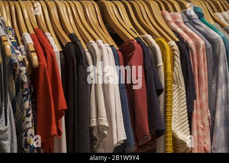 Porte-vêtements en verre magasin de mode au magasin du magasin du magasin le vendredi noir. Banque D'Images