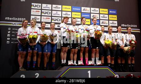 Jennifer Valente des États-Unis (du centre de droite à gauche), Chloe Dygert, Emma White et Lily Williams célèbrent avec leurs médailles d'or dans la Poursuite de l'équipe féminine aux côtés des gagnants de la médaille d'argent Grande-Bretagne et des gagnants de la médaille de bronze Allemagne au deuxième jour des Championnats du monde de cyclisme sur piste UCI 2020 à Velodrom, Berlin. Banque D'Images