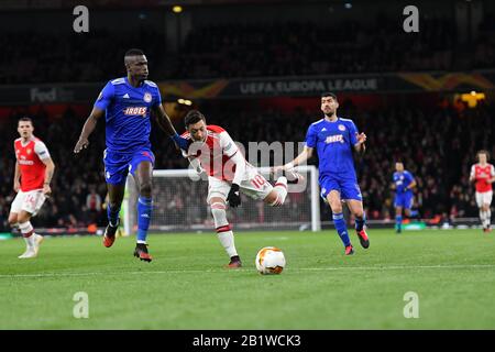 Londres, Royaume-Uni. 27 février 2020. Mesut Osil, d'Arsenal, lutte pour possession avec Ousseynou Ba of Olympiacos lors du match de l'UEFA Europa League entre Arsenal et Olympiacos F.C. au stade Emirates, Londres, le jeudi 27 février 2020. (Crédit: Ivan Yordanov | Mi News)Usage Éditorial Seulement Crédit: Mi News & Sport /Alay Live News Banque D'Images