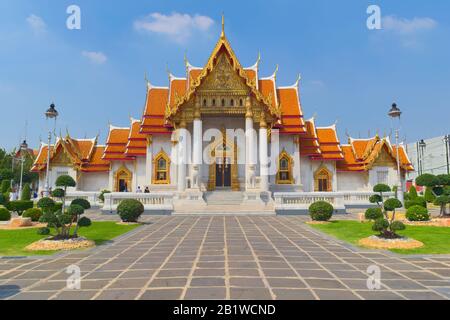 Temple de Wat Benchamabophit, situé à Bangkok, Thaïlande, également connu sous le nom de Temple de marbre. Vue de face. Banque D'Images