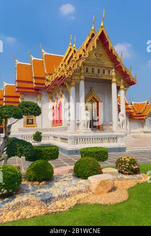 Temple de Wat Benchamabophit, situé à Bangkok, Thaïlande, également connu sous le nom de Temple de marbre. Vue avant latérale. Banque D'Images