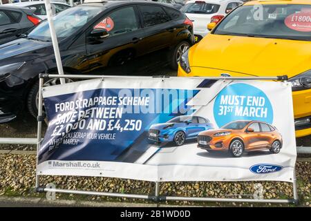 Signer pour Ford Scrappage Scheme en dehors d'un Ford concessionnaires de voiture. Banque D'Images