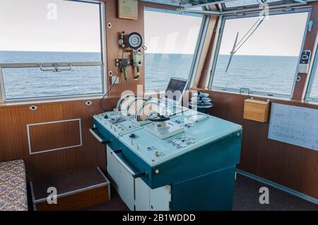 Saint-Pétersbourg, Russie - 07.19.2018: Dans la cabine du capitaine - direction et autres dispositifs. Banque D'Images