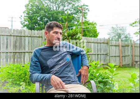 Homme d'âge moyen avec une expression sérieuse ayant une discussion avec sa mère. Banque D'Images