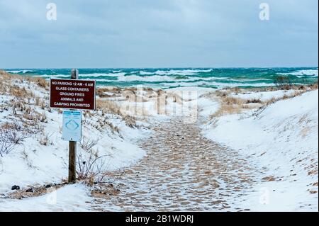 Glace et neige sur la piste menant à la plage du lac Michigan en hiver, parc national de Ludington, Michigan, États-Unis. Banque D'Images