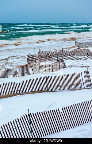 Parc national de Ludington, clôtures à neige établies près de la maison de plage sur le lac Michigan en hiver, Michigan, États-Unis. Banque D'Images