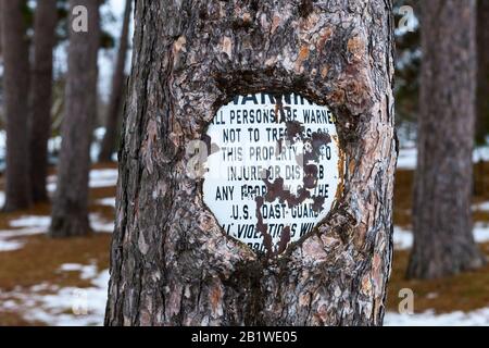 Panneau d'avertissement près de la station de la Garde côtière américaine surcultivée par écorce de pin rouge à Marquette, Michigan, États-Unis Banque D'Images