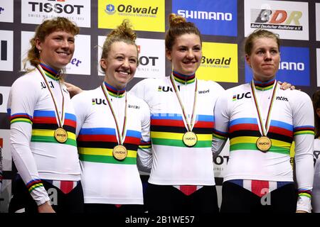 Lily Williams aux États-Unis (de gauche à droite), Emma White, Chloe Dygert et Jennifer Valente célèbrent avec leurs médailles d'or dans la Poursuite de l'équipe féminine aux côtés des gagnants de la médaille d'argent Grande-Bretagne et des gagnants de la médaille de bronze Allemagne au deuxième jour des Championnats du monde de cyclisme sur piste UCI 2020 à Velodrom, Berlin. Banque D'Images