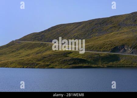 Rue vide sur l'île Magerøya menant à Nordkapp / North Cape Banque D'Images